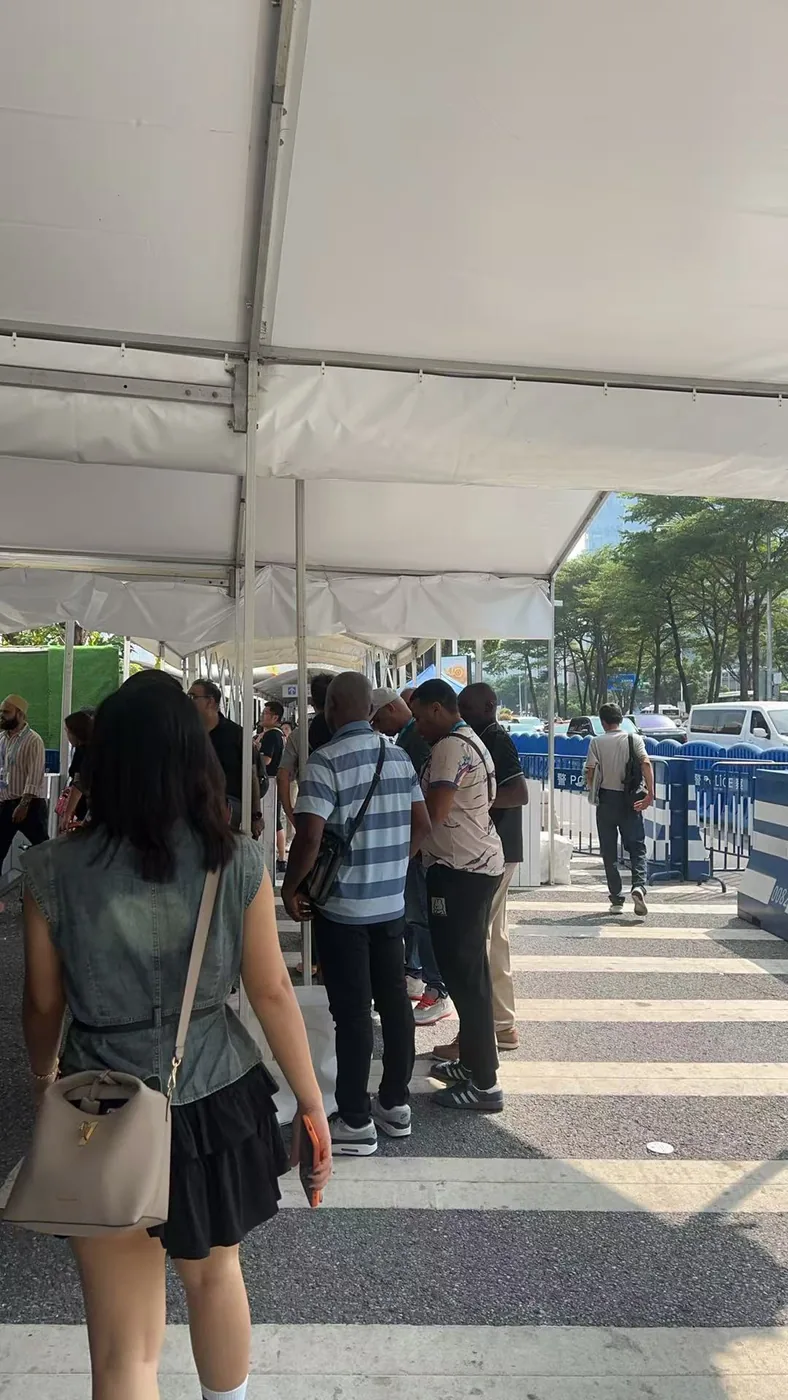 Acheteurs faisant la queue devant l'entrée de la Foire de Canton le matin